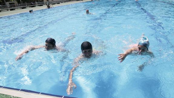 Bañistas en las piscinas del monte El Viejo en Palencia.