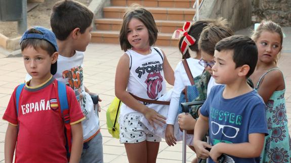 Niños en el colegio La Atalaya, de Palazuelos de Eresma, este lunes. 