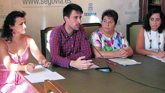 El concejal de Juventud y Educación, Álvaro Serrano, junto a la alcaldesa Clara Luquero y dos de las especialistas de los programas, en la presentación de la iniciativa. 