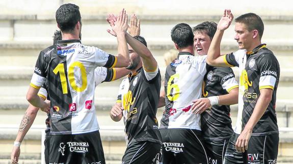 Los jugadores de Unionistas celebran un gol de Oskar Martín esta temporada.