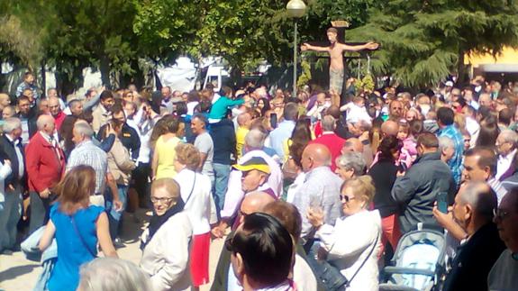 El Cristo de los Pinares en su procesión alrededor de la ermita. MELISA P. ALONSO