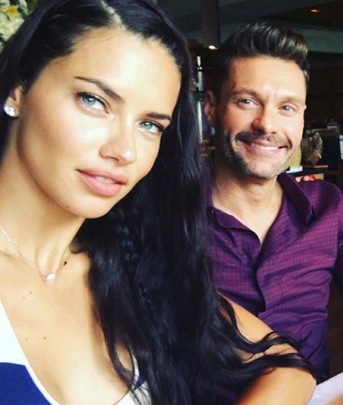 Adriana Lima con Ryan Seacrest. 