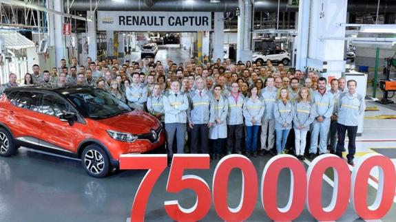 El director de las fábricas de Renault en Valladolid, Manuel Guillermo, junto al vehículo y acompañado de otros trabajadores de la factoría de Carrocería y Montaje. RENAULT