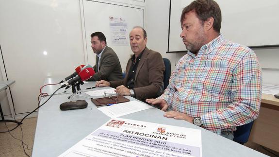 En el cento, José Ignacio Carrasco presidente de CPOE y AFOCAPA, a sus extremos Alberto Pascua, vicepresidente de AFOCAPA, y Raúl Puertas, el tesorero de la entidad.