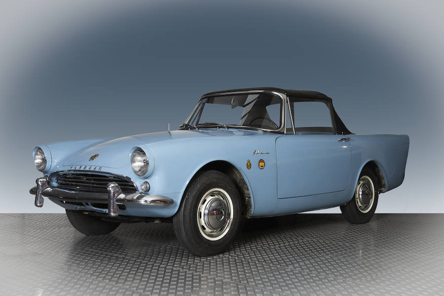 El Museo de la Historia de la Automoción de Salamanca participa con un Daimler del año 1934 y , en la imagen, un Sunbeam Alpine de 1963.