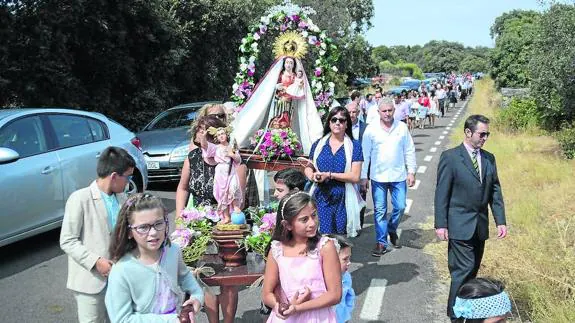 Un momento de la procesión con la Virgen del Carrascal y el Niño, portado por los más pequeños del pueblo.