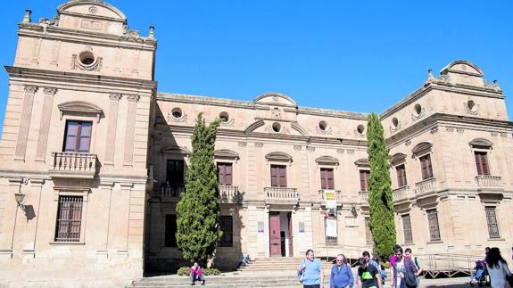 Varias personas pasan por delante del Palacio Episcopal de Salamanca, primer cuartel general de Franco.