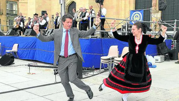 El concejal de Servicios Sociales, Andrés Torquemada, baila la jota con una joven. 