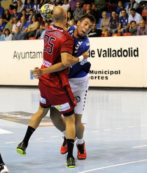 Daniel Dujsebaev trata de superar a Marco Mira. 