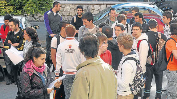 Grupos de alumnos a la entrada del instituto de Secundaria Andrés Laguna de Segovia. 