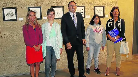 De izquierda a derecha, Carmen Fernández (concejala de Cultura), María Jesús Prieto (fotógrafa), Alfonso Polanco (alcalde), Inmaculada Gutiérrez (recepcionista del Museo del Agua) y Desiré Sieiras (directora de la Fundación Valora2). 