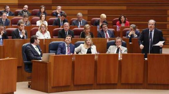  Juan Vicente Herrera interviene en el pleno de las cortes