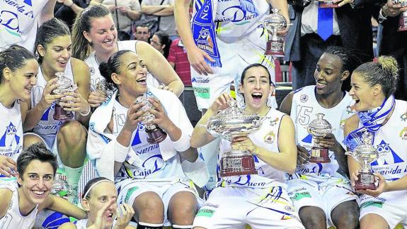 Silvia Domínguez, con la copa, y Laura Gil, tercera por arriba por detrás de Erika de Souza, con la Supercopa de 2010. 