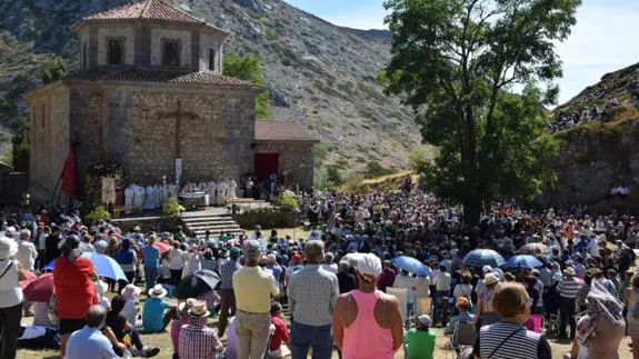 Un momento de la ceremonia religiosa desarrollada en el Santuario del Brezo, en Santibáñez de la Peña. JOSÉ CARLOS DÍEZ