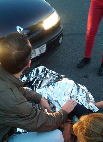 Imagen de la mujer tendida en el suelo antes de la llegada de la ambulancia.
