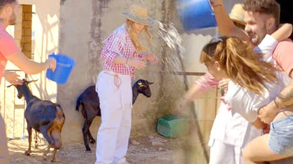 Un instante del bautizo de leche en el programa 'Granjero busca esposa'. 