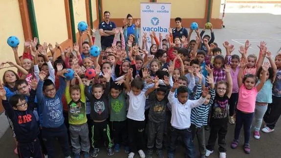 Algunos de los alumnos del colegio San Fernando, con Miguel Ángel, Patricia Fernández y Cristina Cifuentes, del Aula Cultural, detrás. 