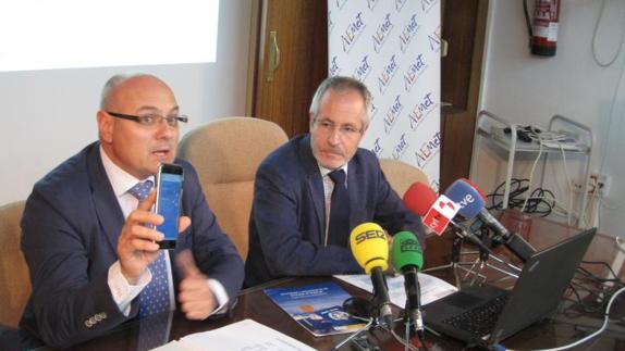 El subdelegado del Gobierno, Gómez Iglesias, junto al Juan Pablo Álvarez, de la Aemet. EL NORTE