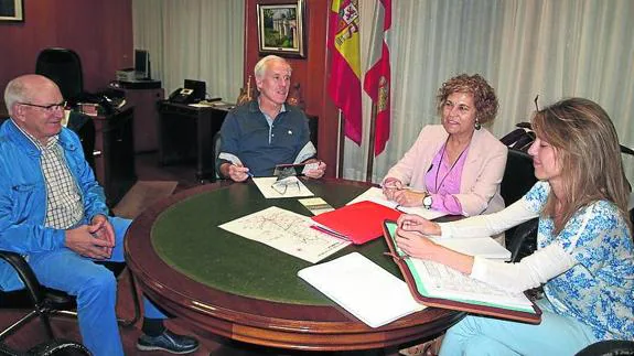 La alcaldesa (segunda por la dcha.), en la reunión en la Junta.