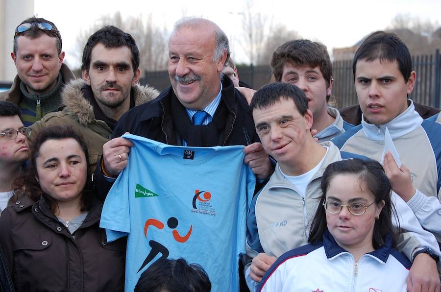 Vicente del Bosque, en una visita a la Fundación San Cebrián en 2011.