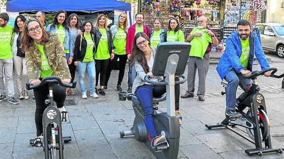 Tres miembros de la plataforma, en la bicicletas. 