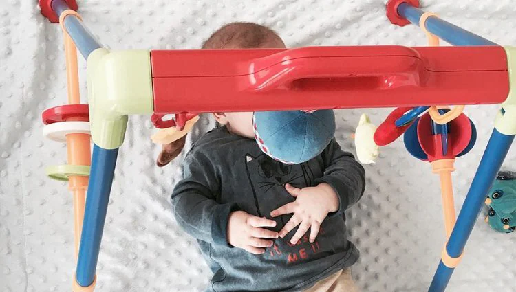 Lucas, jugando en su gimnasio particular. 