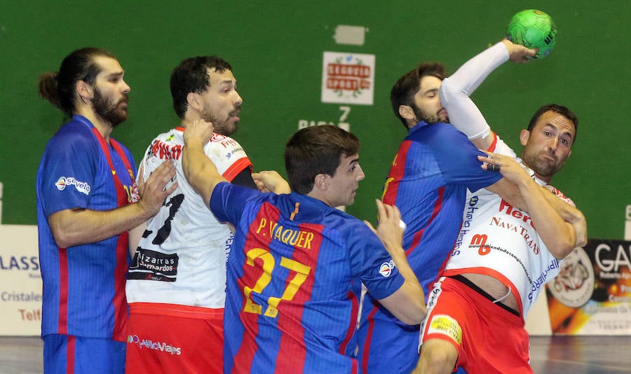 Carlos Villagrán arma el brazo para ejecutar el lanzamiento ante la oposición de un jugador del conjunto catalán.