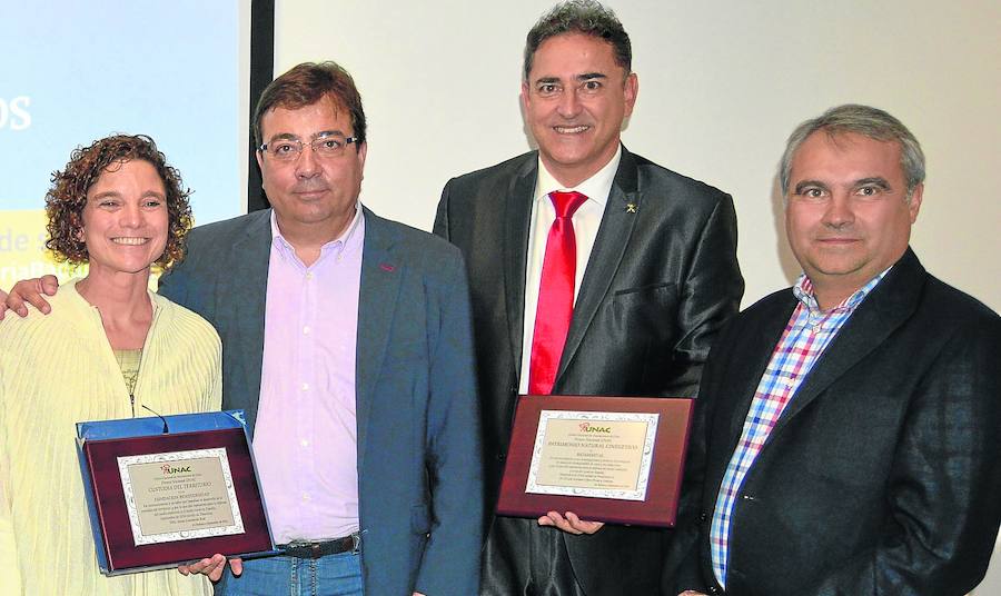 Enrique López-Pozas, presidente de la empresa (tercero por la izda.), con el presidente de la Junta de Extremadura, Guillermo Fernández Vara, el alcalde de Badajoz, Francisco Javier Fragoso, y la directora de la Fundación Biodiversidad, Sonia Castañeda, también premiada.