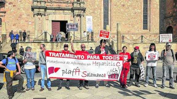 Pancarta de protesta de la Plataforma de Afectados por la Hepatitis C. 