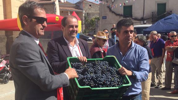 De izquierda a derecha, el diputado de Promoción Económica de la Diputación, Jaime Pérez, el delegado de El Norte de Castilla, Jaime Rojas, y el director de la DO Valtiendas, Alejandro Costa. 