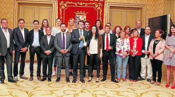 Los deportistas homenajeados posan en primer término junto con el alcalde, Alfonso Fernández Mañueco, y el resto de la corporación municipal. 