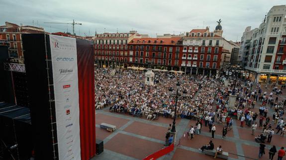 El público llena la Plaza Mayor para seguir la representación.