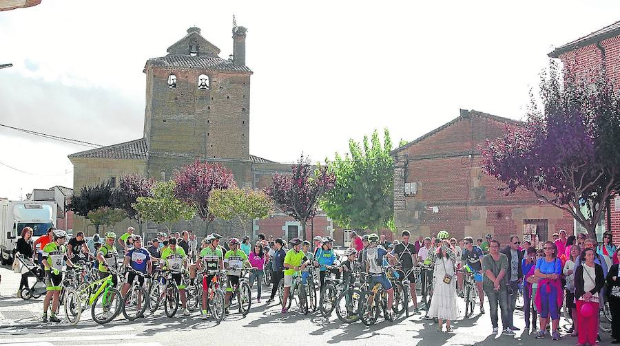 La prueba solidaria partió desde la plaza de Villoria, con la iglesia como telón de fondo.