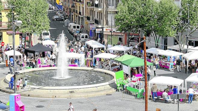 Panorámica de los puestos instalados en la plaza del Oeste durante el mercadillo que dio fin a la semana festiva de inicio de curso.