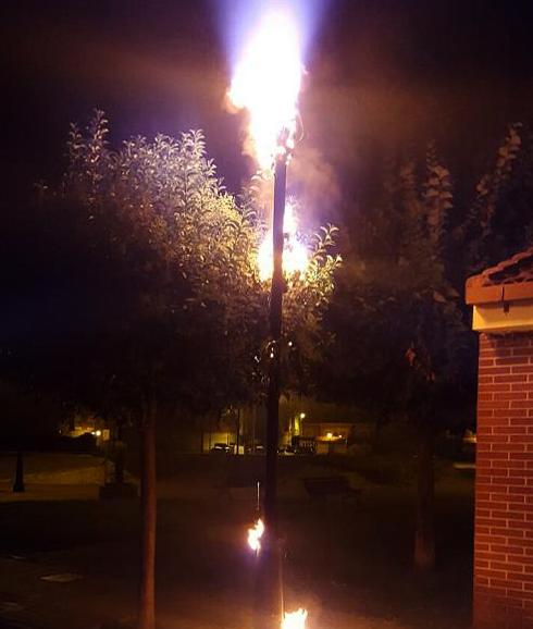 La farola incendiada en la calle Cea de Laguna de Duero. 