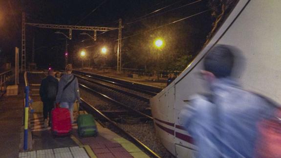 Los viajeros abandonan el tren.