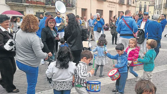 Momento de la actuación de una de las charangas del año pasado por las calles de Prádena. 