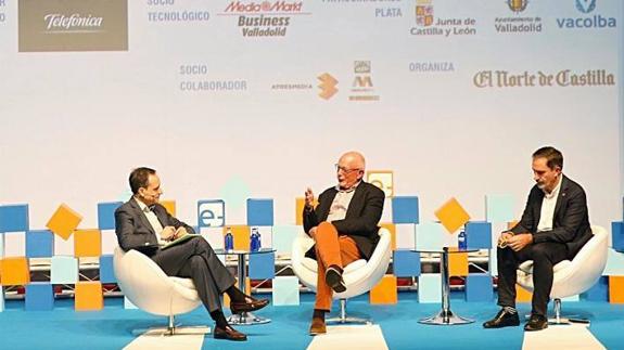 Javier Escribano, el moderador, con los ponentes Joost van Nispen y José de la Peña