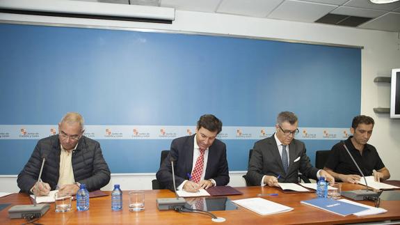 Evelio Angulo (UGT), Carlos Fernández Carriedo (consejero de Empleo), Javier Cepedano (vicepresidente de Cecale) y Vicente Andrés  (secretario de Acción Sindical de CC OO), de izquierda a derecha, en la firma del acuerdo. 