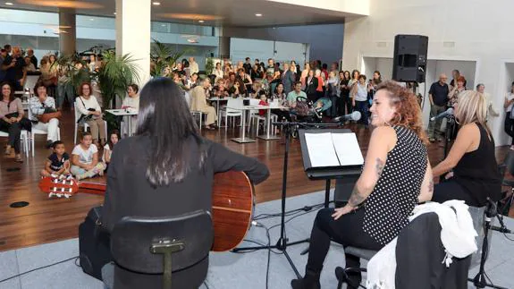 Actuación de uno de los grupos el la zona de la cafetería del Auditorio Miguel Delibes.  