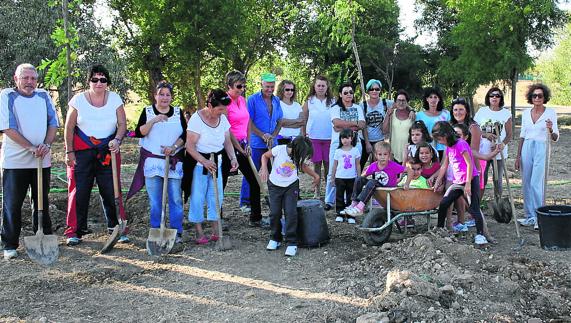 Participantes en el trabajo de voluntariado en Fuentes de Valdepero. 
