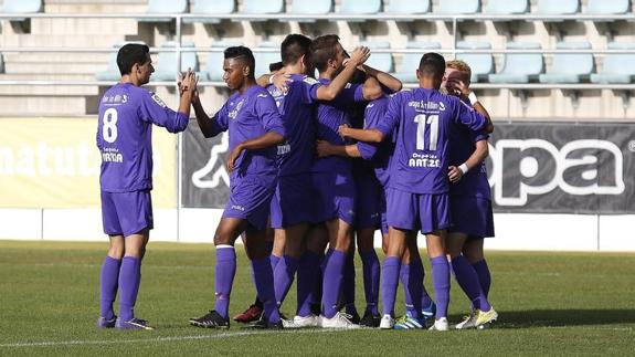 Los jugadores del Cristo celebran el primer gol del partido de la jornada pasada en La Balastera. 