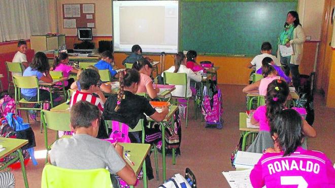 Alumnos de 4º curso de Primaria del colegio Piedra de Arte asisten a una clase de Filología Inglesa impartida por la profesora Sonia Castellano.