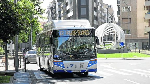 Autobús de la línea 12 por la zona de Torres Villarroel. 