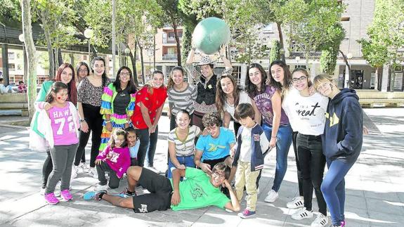 Los jóvenes del barrio disfrutaron especialmente de la fiesta organizada en la plaza de Barcelona.