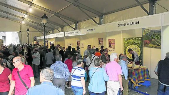 Los visitantes llenan la carpa de Narturpal el pasado sábado. 