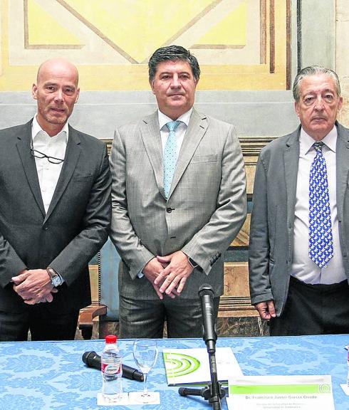 El decano de Medicina, en el centro, acudió a la inauguración. 