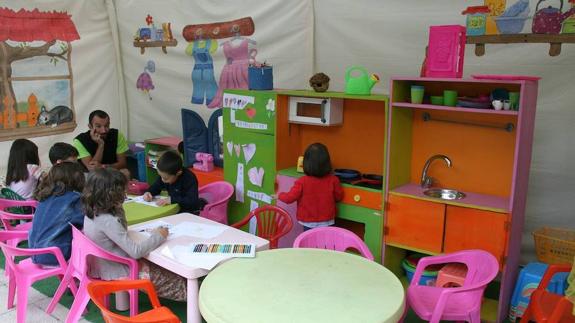 Varios niños realizan actividades en presencia de su monitor.