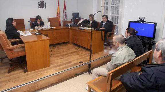 Los acusados del robo, durante el juicio en el Juzgado de lo Penal en marzo de 2014.
