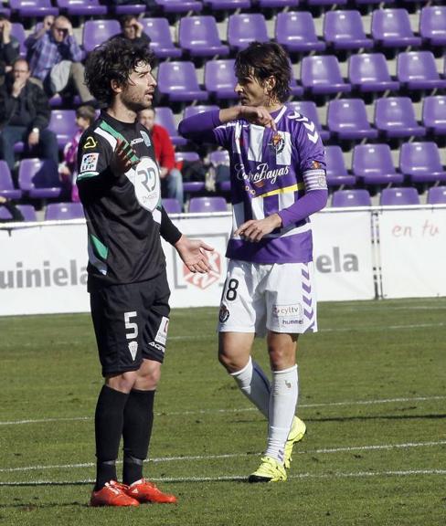 Víctor, en el encuentro que jugó el pasado mes de enero en las filas del Córdoba contra el Real Valaldolid. RAMÓN GÓMEZ